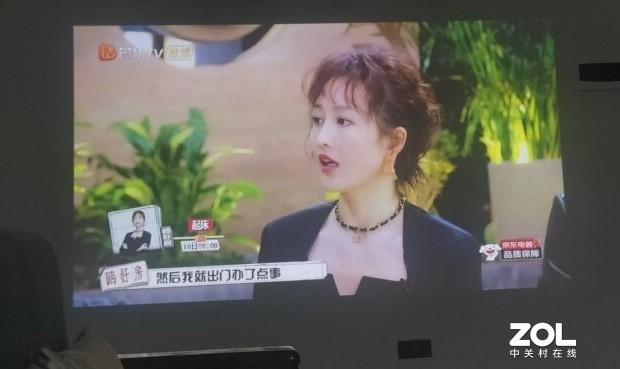我决定用白墙代替幕布,没想到投影的效果出乎意料
