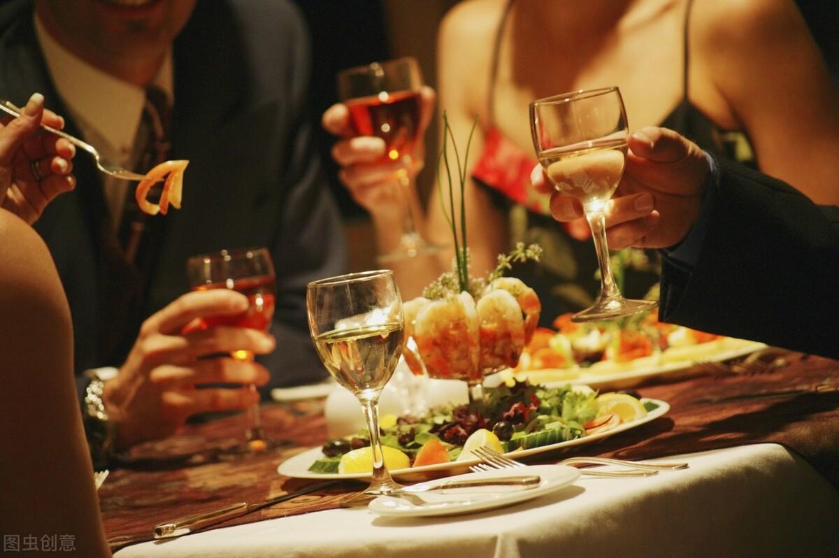 如果你不理解分词形容词，那么 experienced 形容什么就无从说起