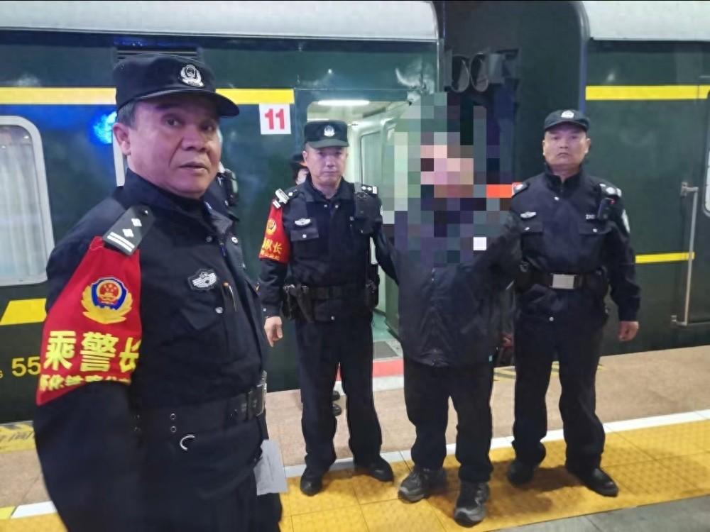这人不对劲！男子见到乘警表情惊慌，一查竟是网诈在逃人员