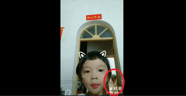 抖音再次推到风口浪尖，小学生在家发抖音妈妈洗澡被传播