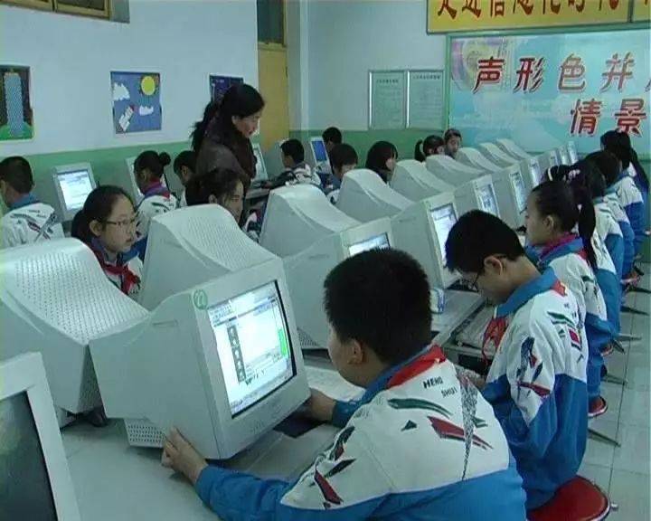 还记得Win95上的“三维迷宫”屏保吗?有人把它做成了游戏