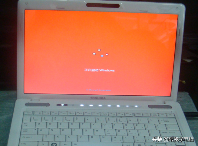 收到一台东芝笔记本开机红屏异色，带大家学习一下维修思路