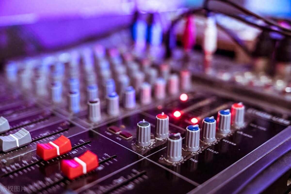 话筒插入调音台后,音响没有声音是什么问题?