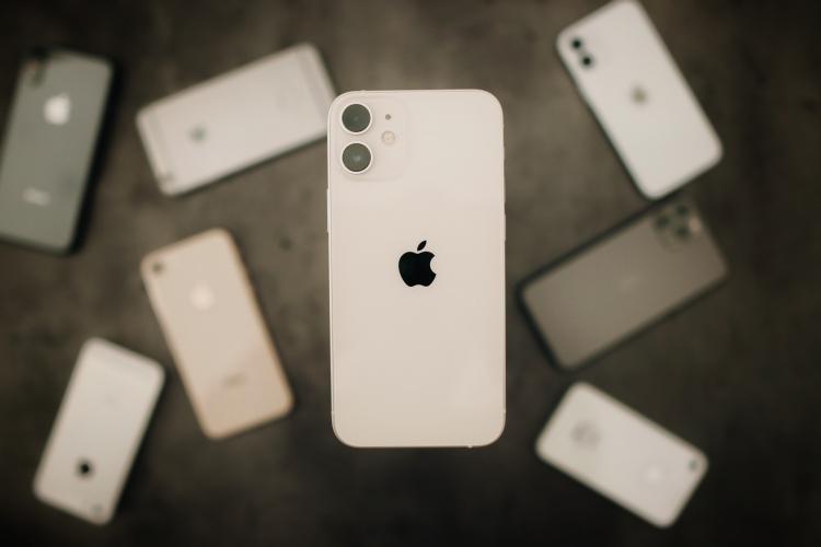 “最轻便5G手机”iPhone 12 mini，真实5G体验却是灾难