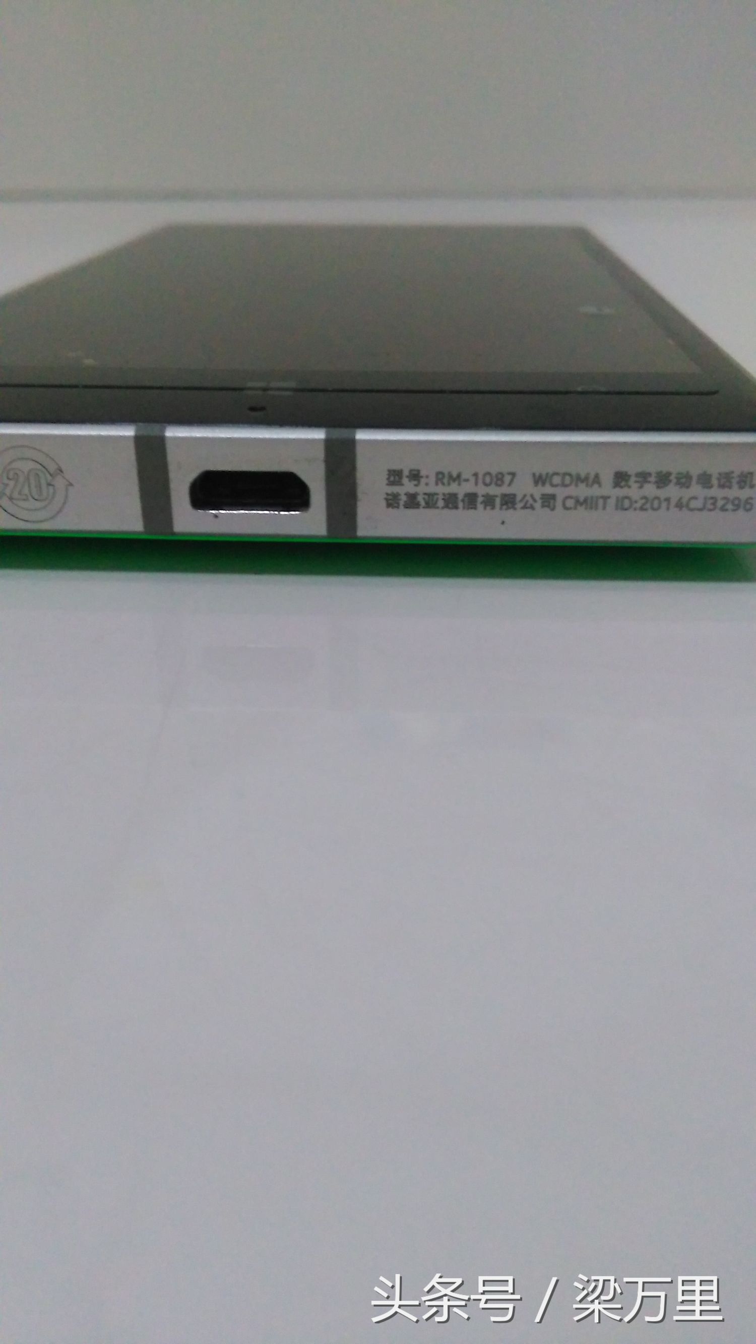 诺基亚最后一台WP手机lumia930,手感很好，拍照很专业