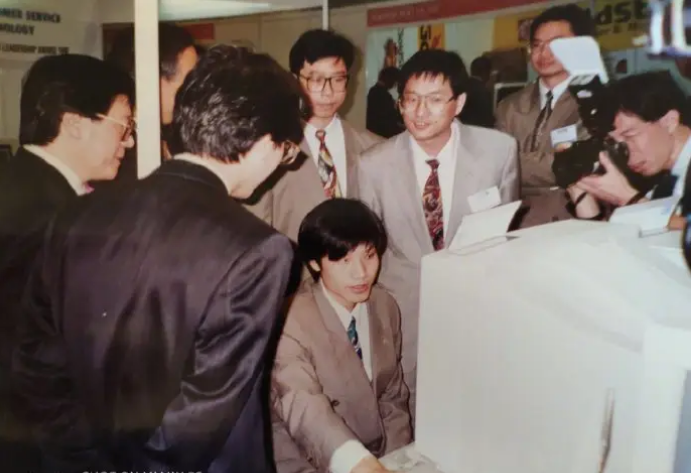 其实，小米1代1999的售价，不是雷军的本意