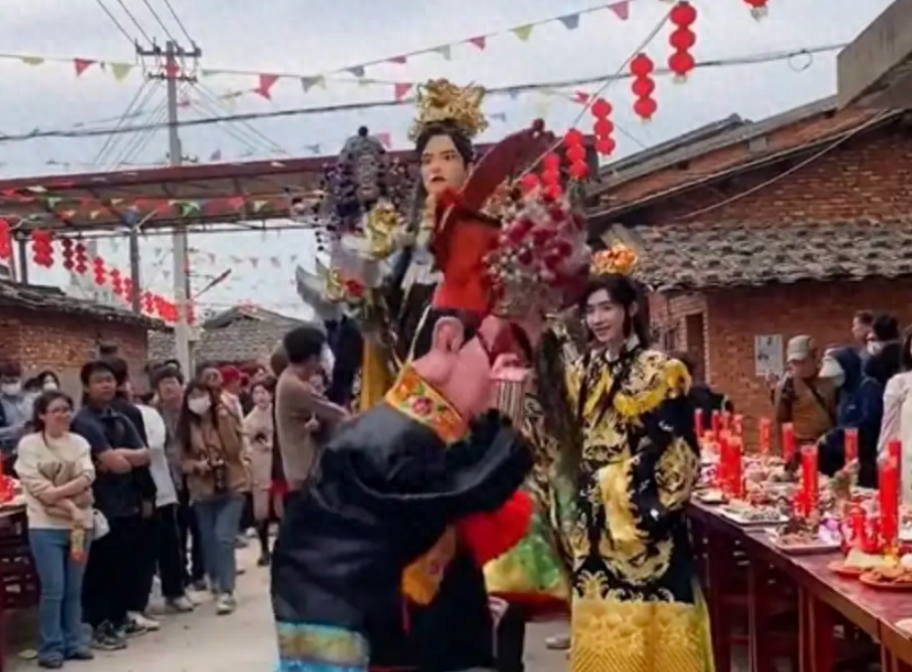 玩大了!网红COS赵公子在福建游神活动惹争议,疑似不尊重民俗。