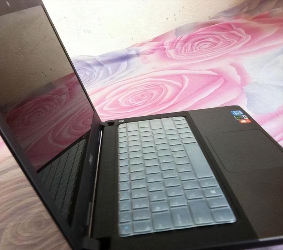 旧货市场东西真便宜，两台几乎全新笔记本你猜多少钱？便宜到家了