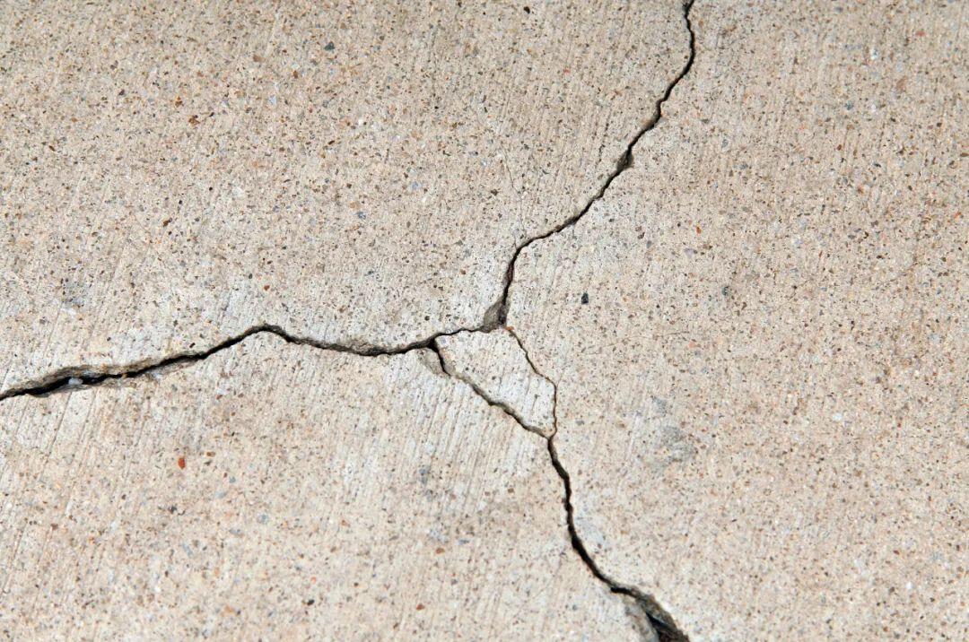 crack 有破裂的意思，那么 crack up 是什么意思