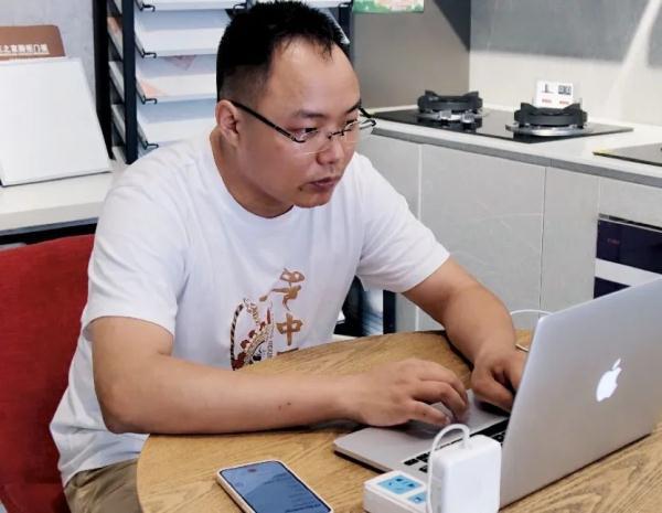 如何查找某人位置（苹果手机怎么查老公的位置）
