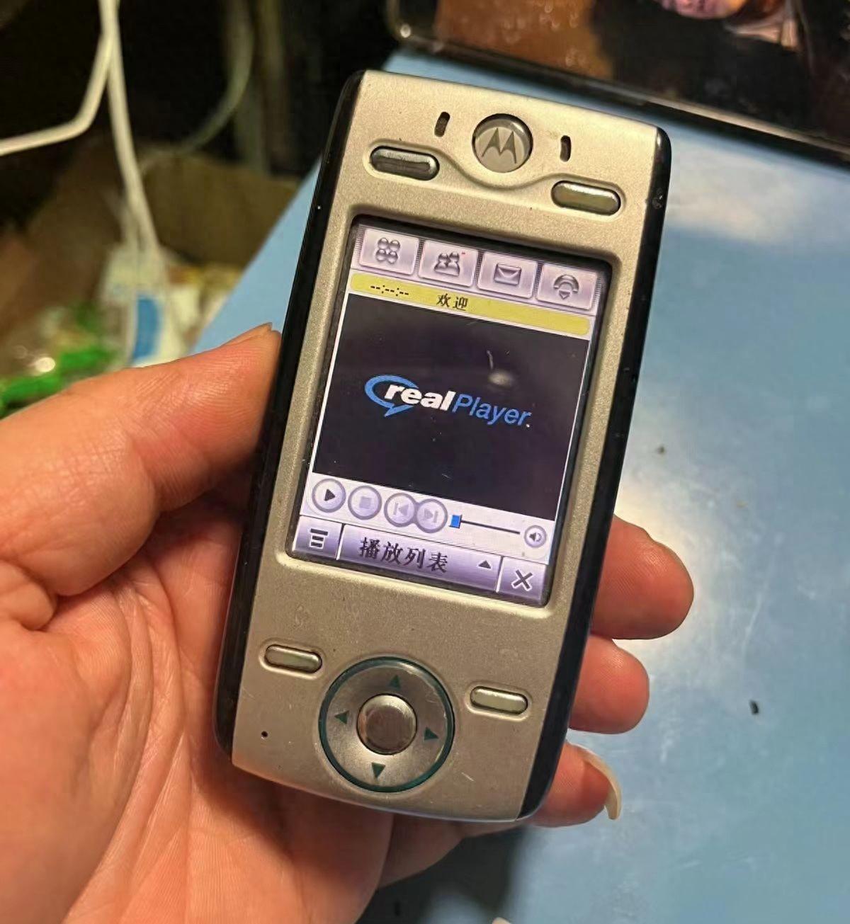 掏出二十年前的MOTO机皇，一大堆游戏机模拟器玩到手软