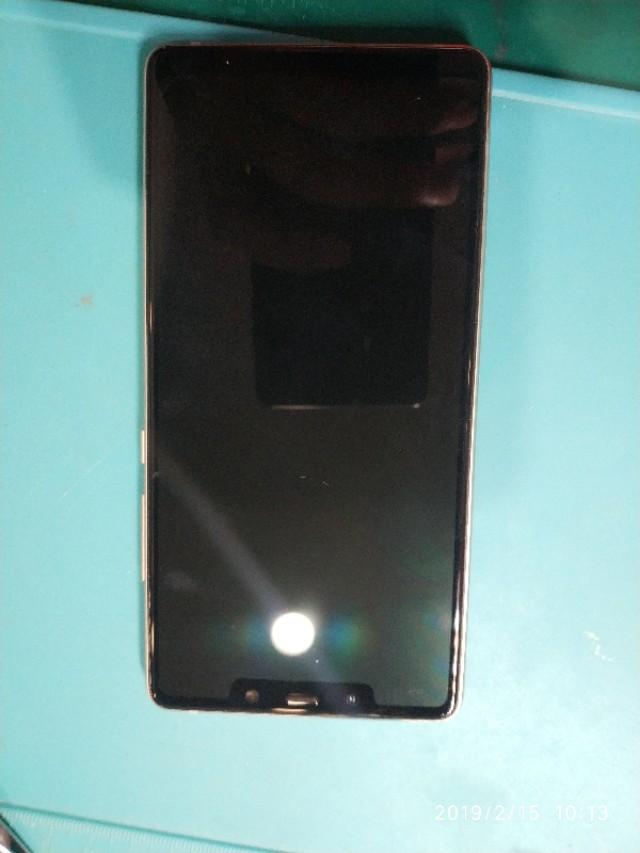 小米8se一周换两次屏，刚修好又摔了，恨不得贴10个钢化