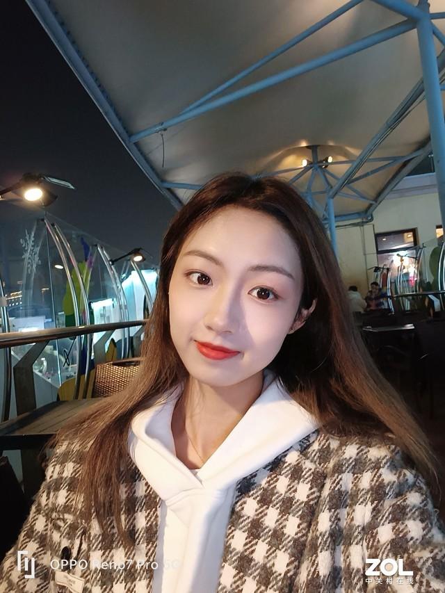 不补光也好看?OPPO Reno7前置人像实测