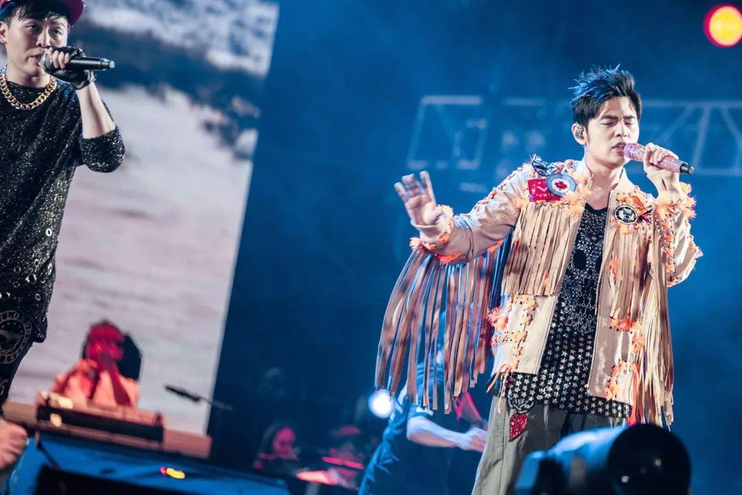 周杰伦演唱会门票秒没，2张连座票黄牛叫价15万！合影10万一张？经纪公司紧急