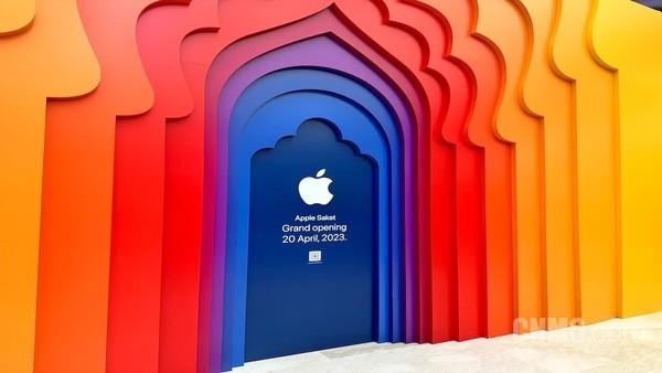 苹果在印度的第二家Apple Store今天开业！店门亮了