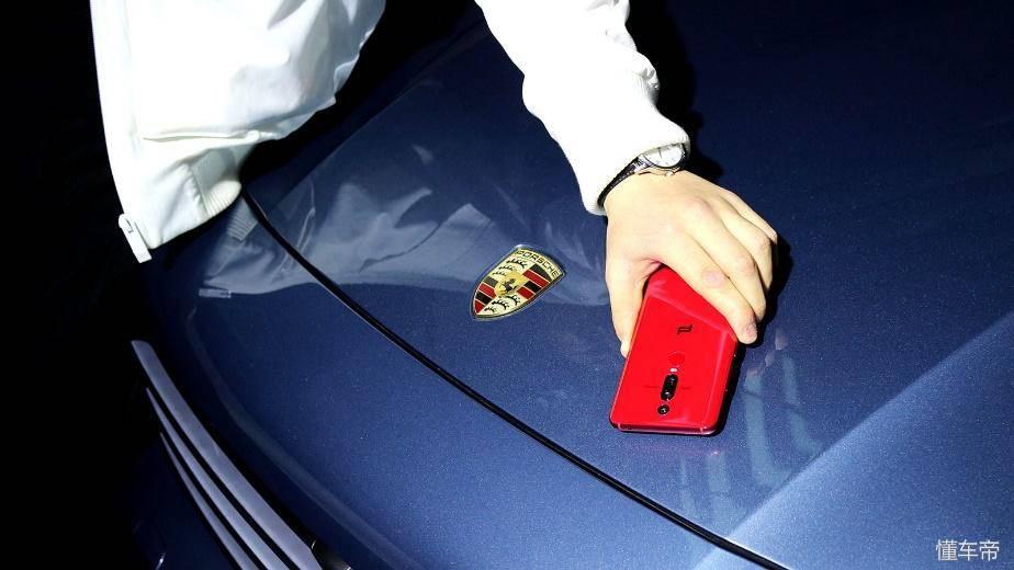 苹果iPhone X看呆:12888元!华为MateRS保时捷设计为何卖这么贵