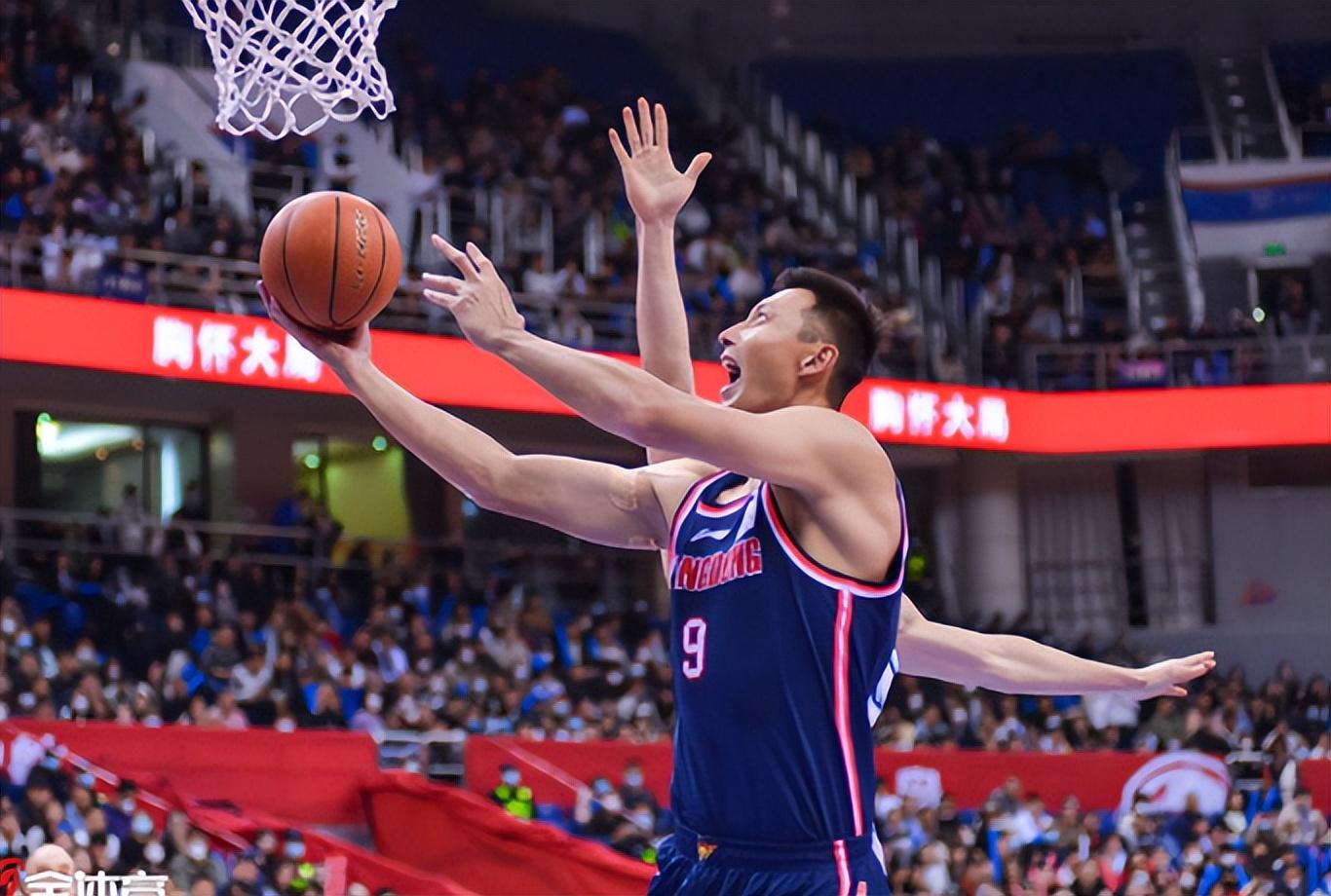 广东22分大胜广州,布鲁克斯21+12背后,杜指导三微调是关键