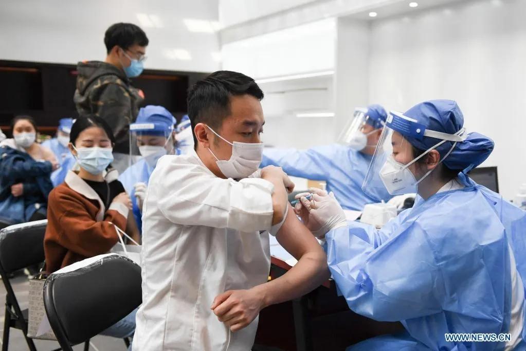 “打疫苗”用英语怎么表达？口语里这么说最地道