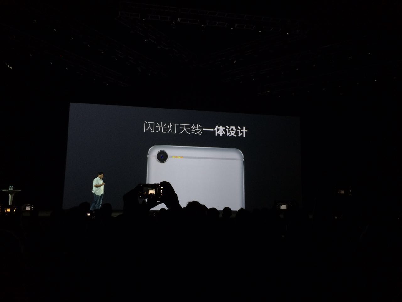 魅蓝E2正式发布！颜值出众、闪光灯是亮点，终于摆脱万年P10