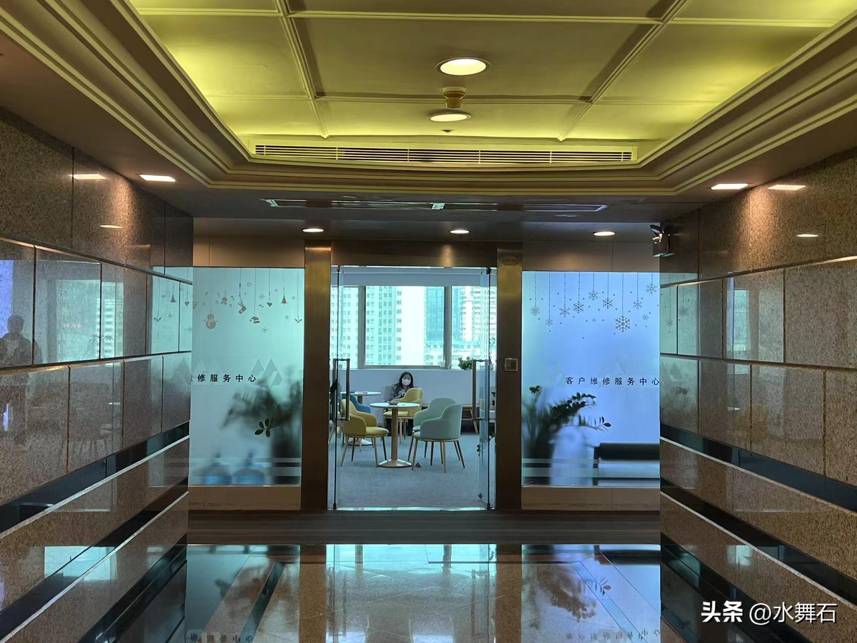 刚买一年多的苹果手机突然开不了机，其原因令人费解，维修费奇高