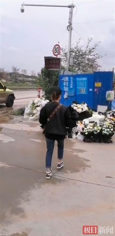 全国网友买花寄哀思，东航坠机地外成“花海”，黑色蝴蝶结头饰让人泪目