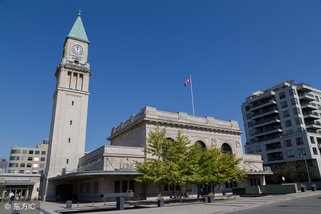 记住：“母校”不是“mother school”