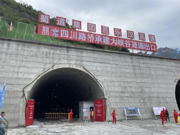 又一个世界第一！这条高速预计年内通车