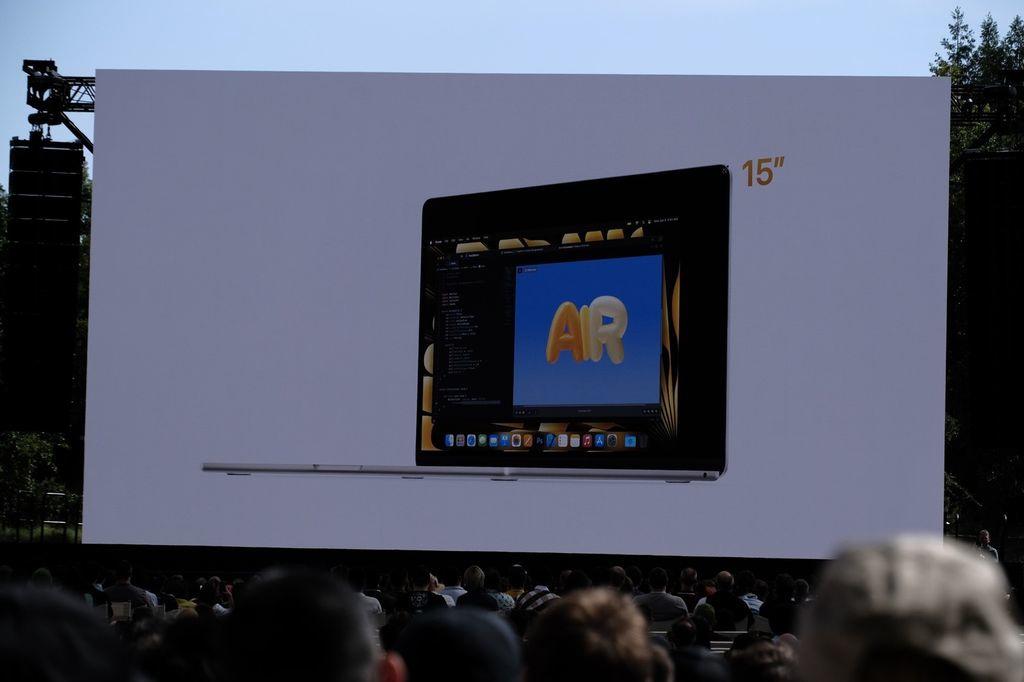 苹果推出15英寸MacBook Air笔记本，起售价1299美元