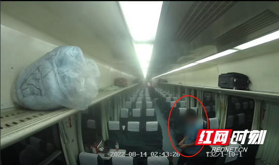 男子火车上偷手机后上演“换装秀”铁警“火眼金睛”识破