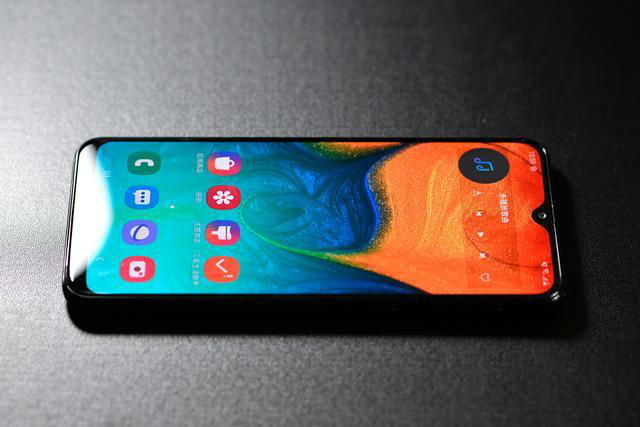 三星1499元新机Galaxy A40s体验：屏幕艳丽，拍照也有惊喜