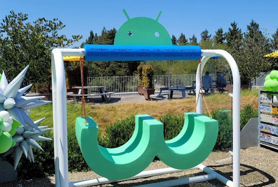 谷歌总部推出 Android 13 正式版纪念雕像,写有中文“十三”