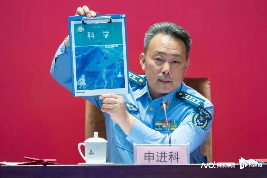 空军“三剑客”同框照火了，背后拍摄者我们追到了！听他自述