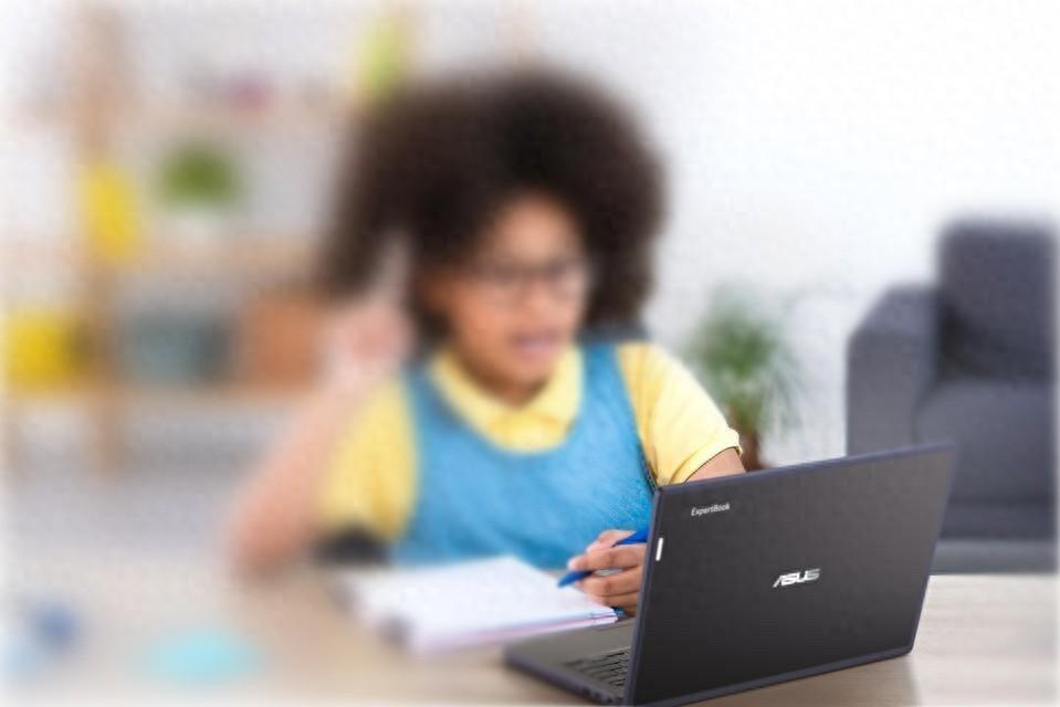 可选翻转屏、强调高度可维修性:华硕五款笔记本亮相英国教育展