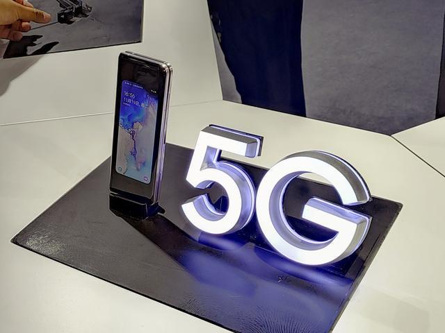 三星W20 5G现场上手图赏：菱角更分明，风格更硬朗的5G商务手机