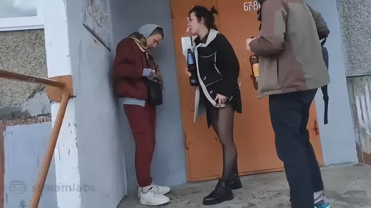 人渣！3名少年直播轮流侵犯单亲妈妈：直播画面曝光...网友怒了！