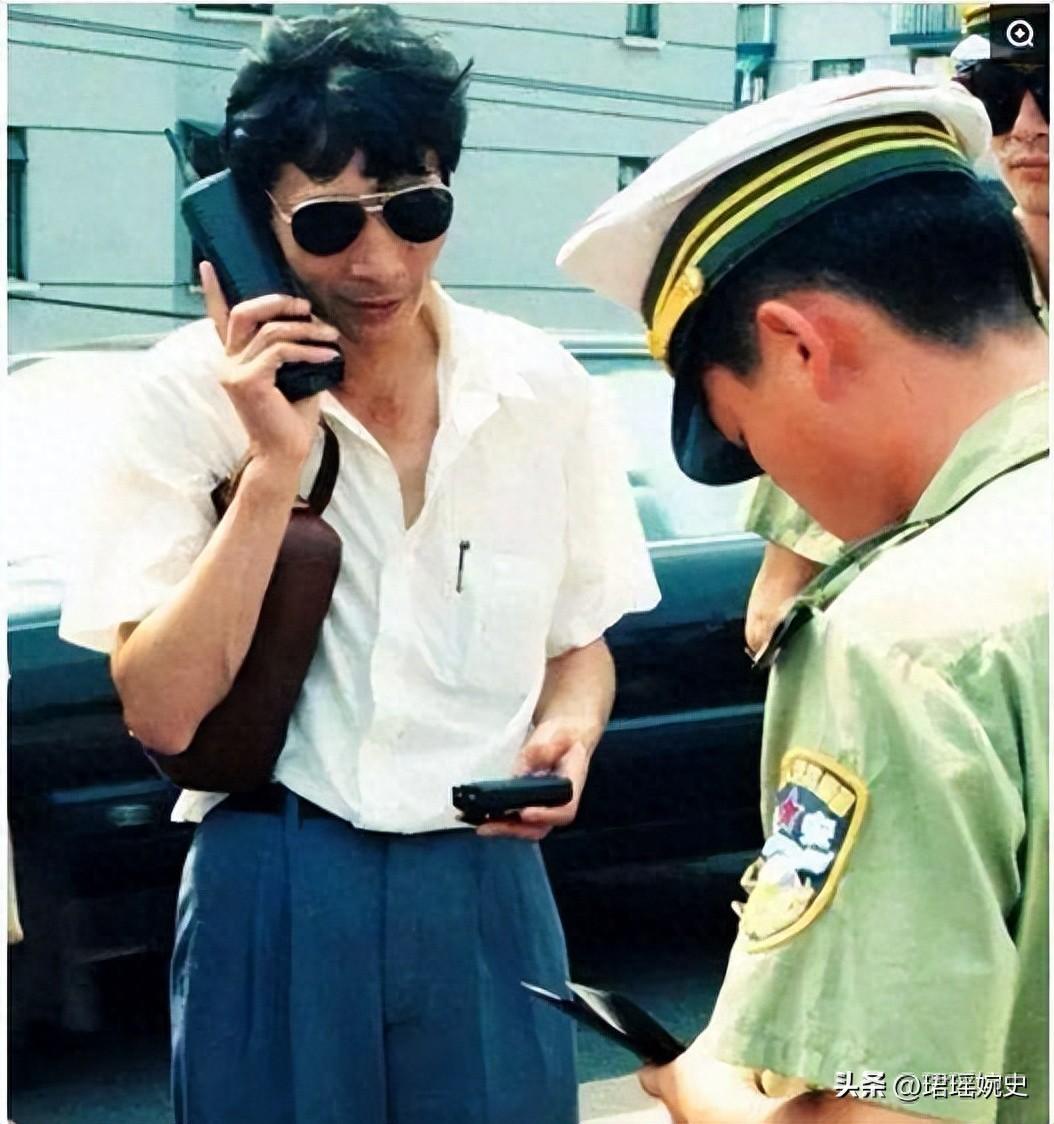 90年代很火的“BB机”,曾一台卖两千,现在用它还有信号吗?