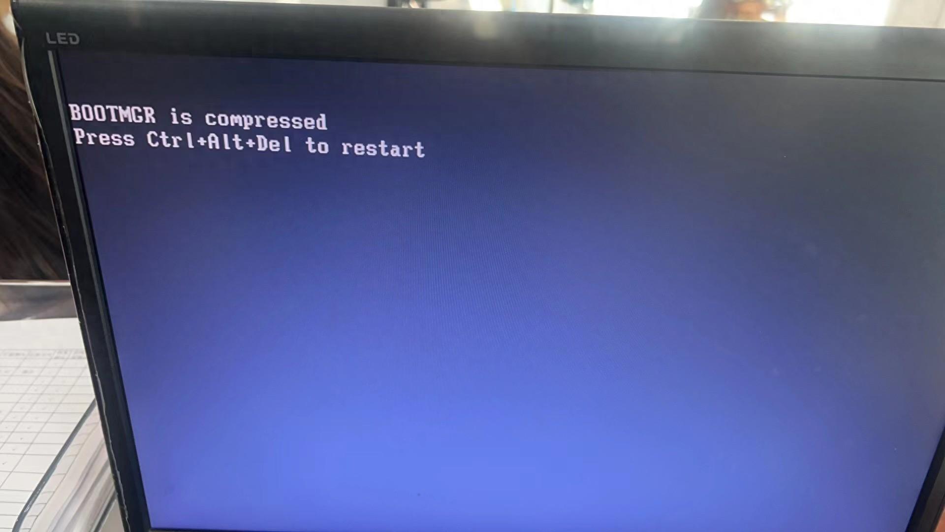 Windows7 进系统黑屏修复(BOOTMGR is compressed)