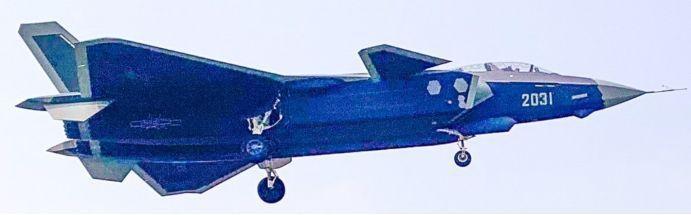 新歼20AS战机刷漆飞行！空军迎第二款隐形战机，开创五代战机先河