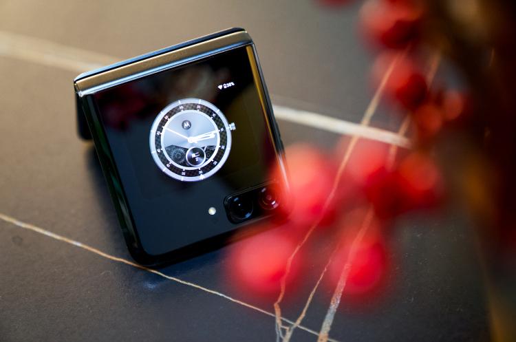 moto razr 2022评测：手感最好的“小屏”折叠手机