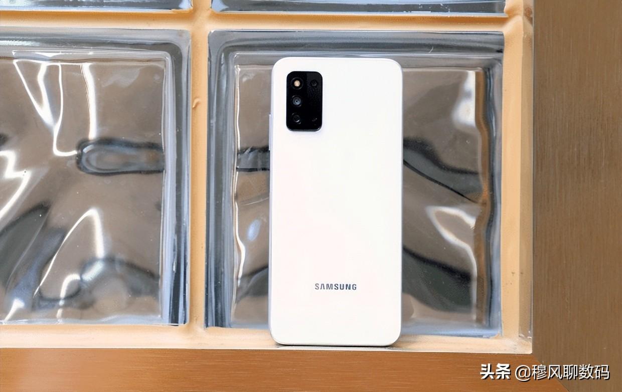 三星Galaxy F52：从1999跌至1299，降700只为增销量