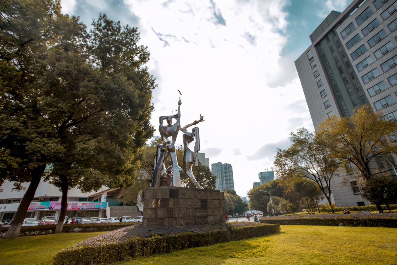 成都理工本科毕业生8100余人,就业率86%,月入5270元