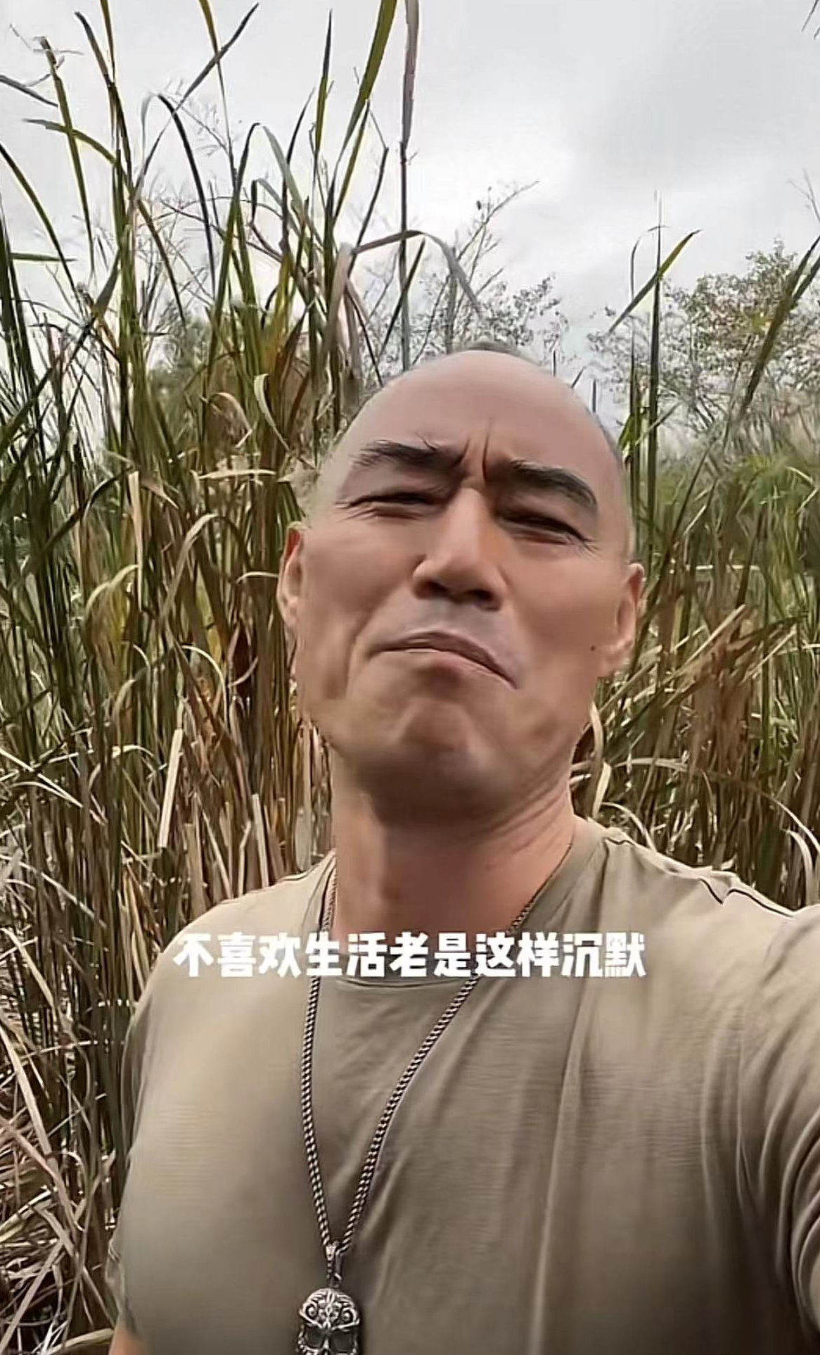 旭日阳刚王旭显落魄，在农村田里嚎唱不修边幅，满脸皱纹牙缝乌黑