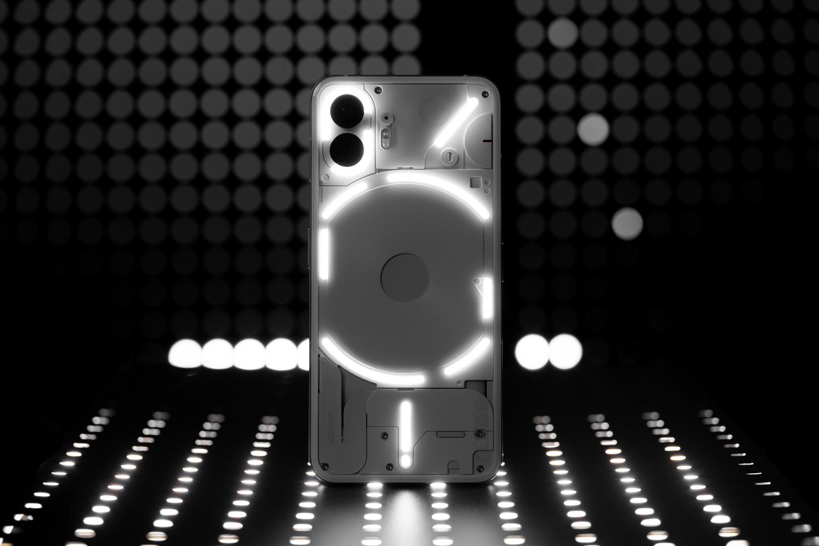 Nothing Phone (2)评测：后盖设计惊艳，但性价比偏低