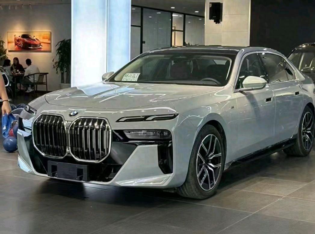 宝马7系轿车：完美升级，重新定义豪华