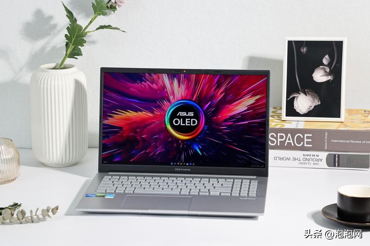 华硕无畏Pro15 2022轻薄本欣赏：120Hz OLED好屏助你创精彩