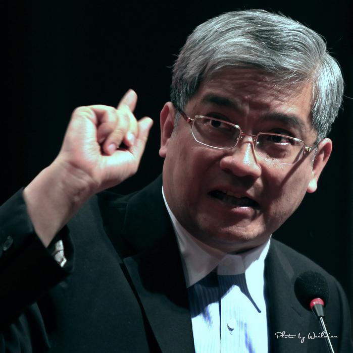 郎咸平称山寨手机，冯小刚、余文乐却抢着带盐？