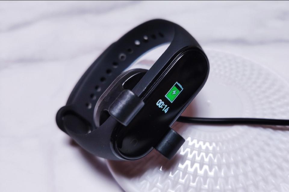 小米手环4背夹式电器，是时候丢掉原充，开启手环免拆充电时代