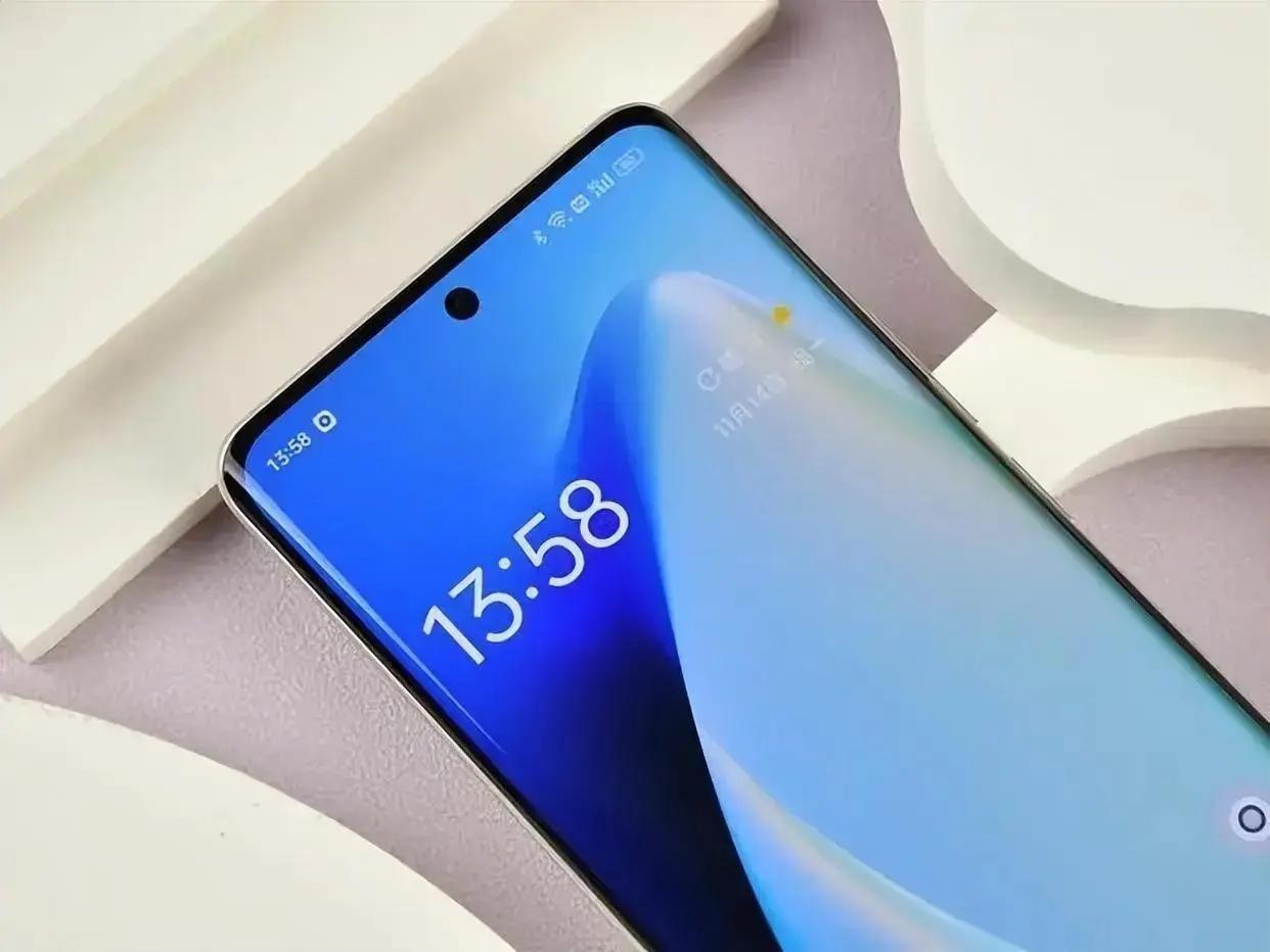 好评榜第一名的手机，20GB+256GB仅1989元，曲面屏+一亿像素三摄