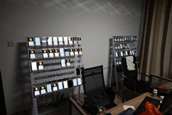 太“疯狂”!3000余部手机开着机,自动注册微信号做非法勾当