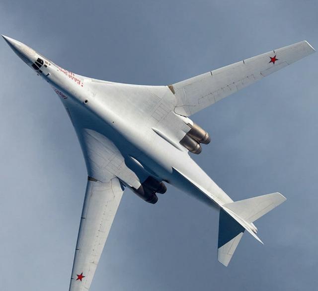 米26直升机有多大？与波音737客机同框才明白，不愧是直升机之王